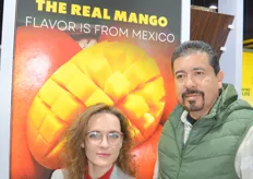 Emex son exportadores de mango de México. En la foto Ekaterina Voevodova y Roberto Velázquez.